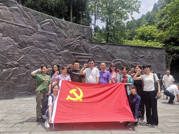 攀登婁山關(guān).jpg